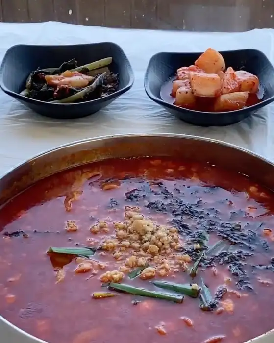 테이블에 차려진 여러 반찬과 함께 찍은 음식 사진