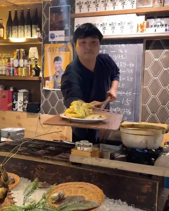 셰프가 즉석에서 요리하는 모습