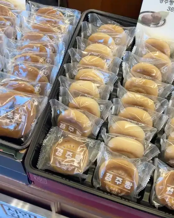 개별 포장된 경주빵과 찰보리빵들이 진열되어 있는 모습