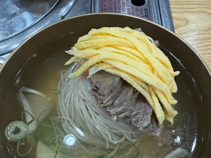 평양냉면에 올라간 고기와 계란 지단 디테일