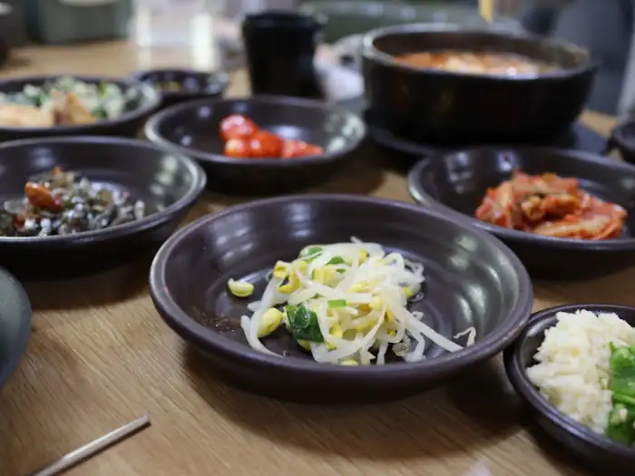 테이블 위에 놓인 콩나물 무침