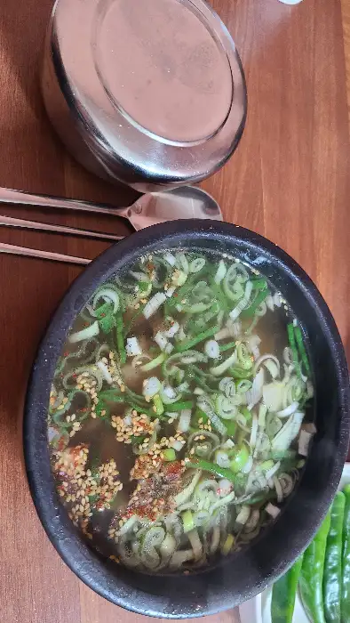 곰탕 국물에 밥을 말아놓은 모습
