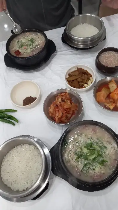테이블에 차려진 여러 음식들