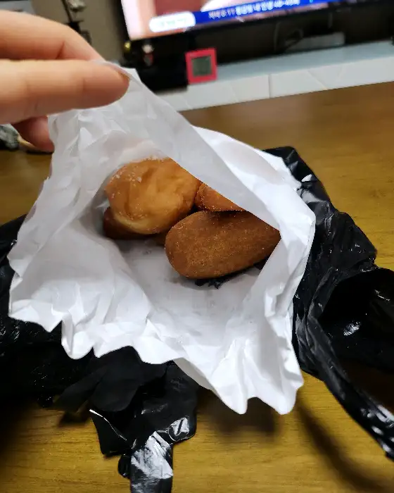 빵 봉투 속 꽈배기