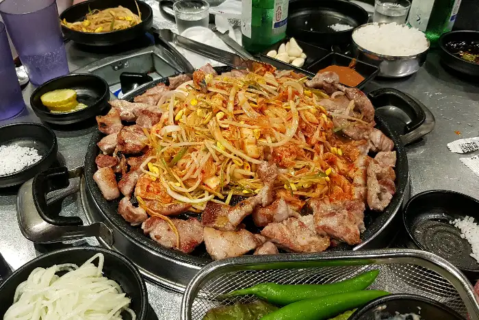 고기와 콩나물, 김치가 어우러진 한 점