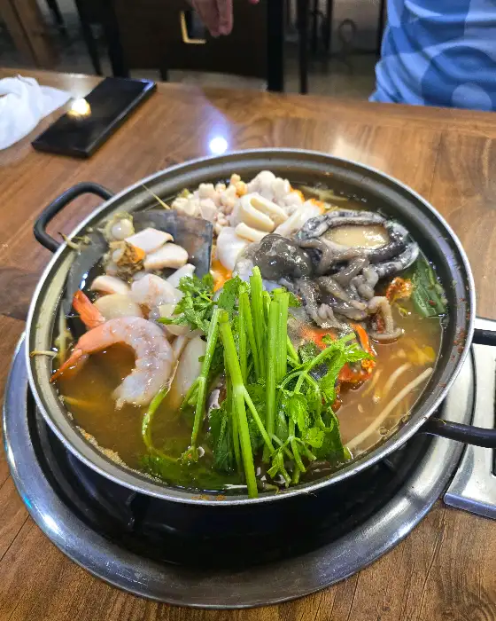 먹음직스럽게 끓고 있는 해물탕