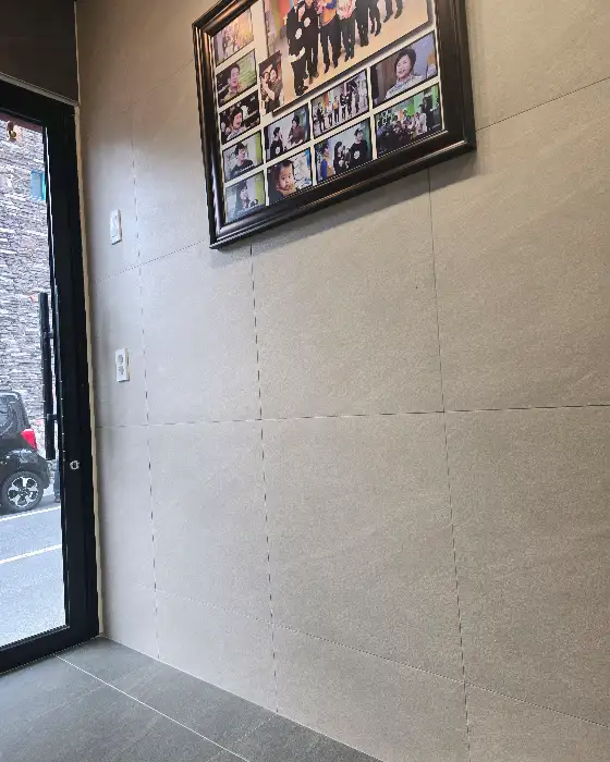 거인통닭 내부 벽면 사진