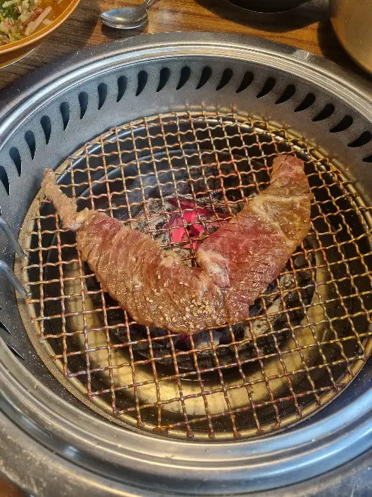 석쇠 위에서 구워지고 있는 소고기
