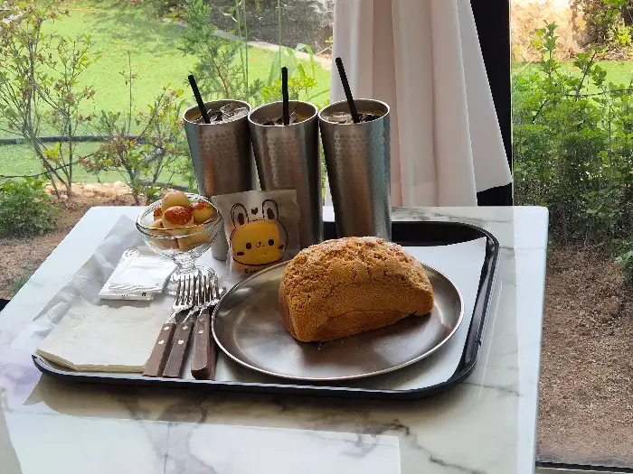 음료와 빵, 과일