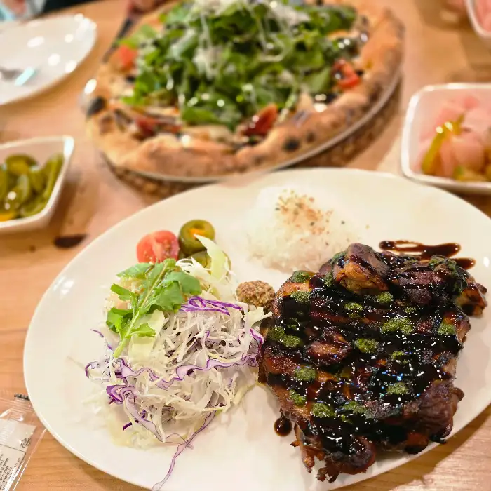 치킨 스테이크와 샐러드, 밥