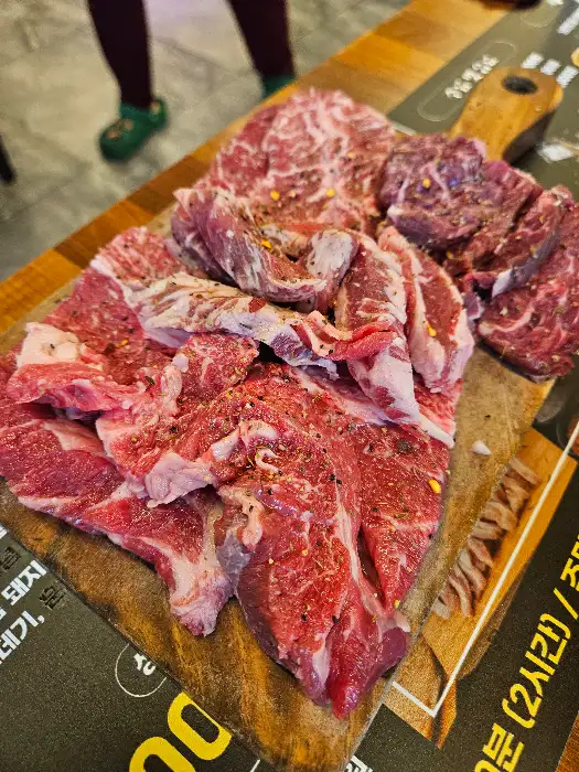 정육점 쇼케이스에 진열된 신선한 고기
