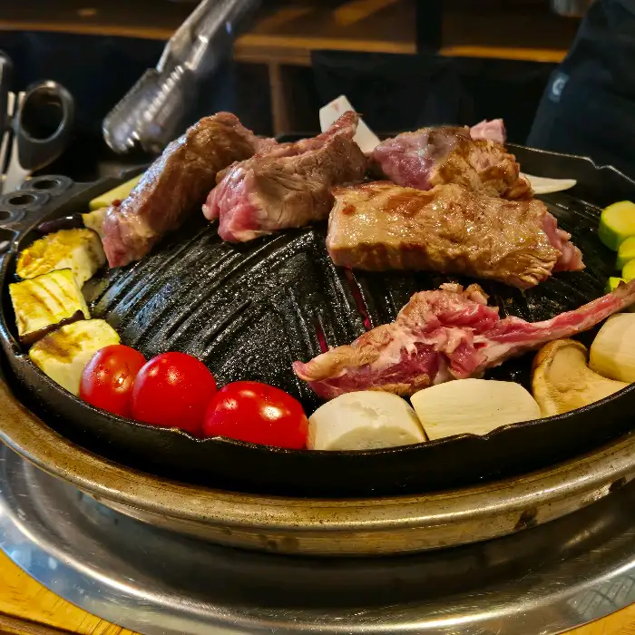 잘 구워진 양갈비 여러 점이 접시에 담겨 있는 모습