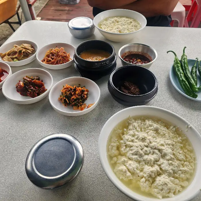 정갈하게 차려진 순두부 한 상