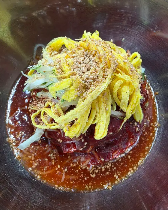 비빔밀면 근접 사진