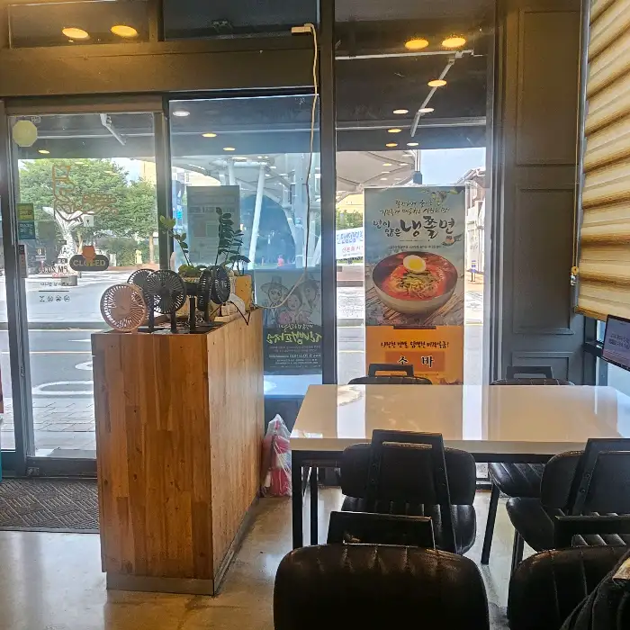 메가커피 매장 입구와 내부 테이블