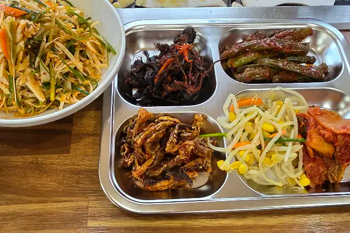 쟁반에 담긴 다양한 반찬들