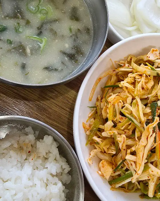 시래기국, 밥, 그리고 겉절이가 담긴 그릇