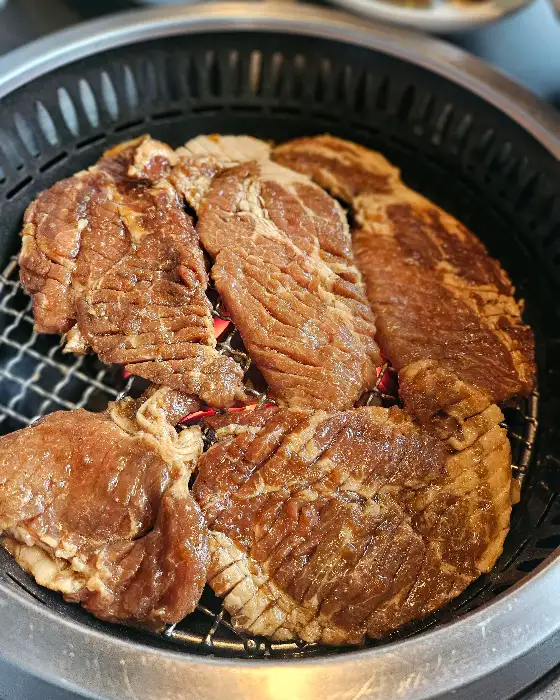 두툼하고 먹음직스러운 돼지갈비