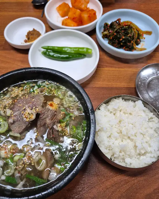 테이블에 차려진 곰탕, 밥, 반찬 전체 모습