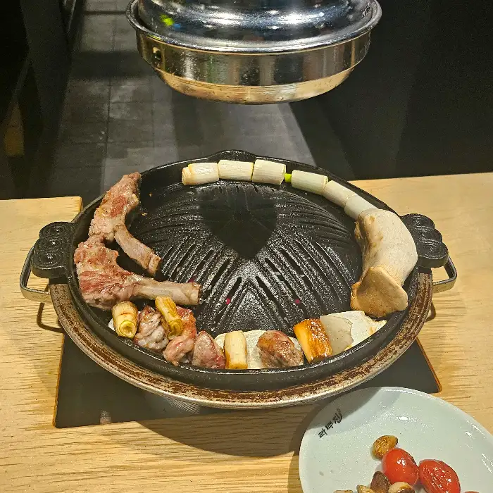 푸짐하게 차려진 양갈비와 곁들임 음식들
