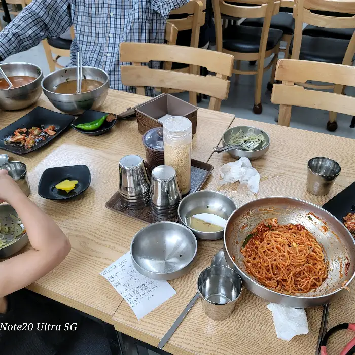 겉절이 김치 사진: 빨갛게 양념된 김치가 접시에 담겨 있다. 갓 무쳐낸 듯 신선해 보인다.
