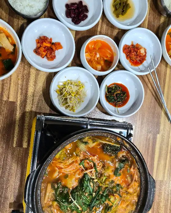 다양한 밑반찬과 매운탕