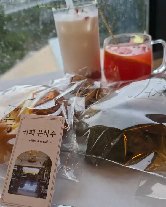 다양한 음료와 빵이 준비된 테이블