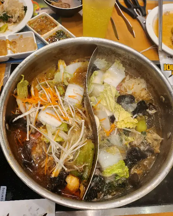 반반 나누어진 샤브샤브 냄비