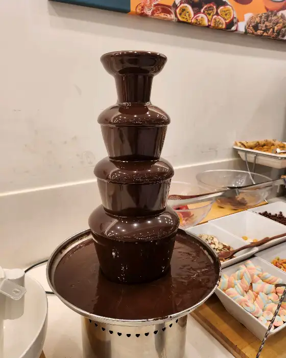 각종 채소와 재료가 담긴 목재 트레이
