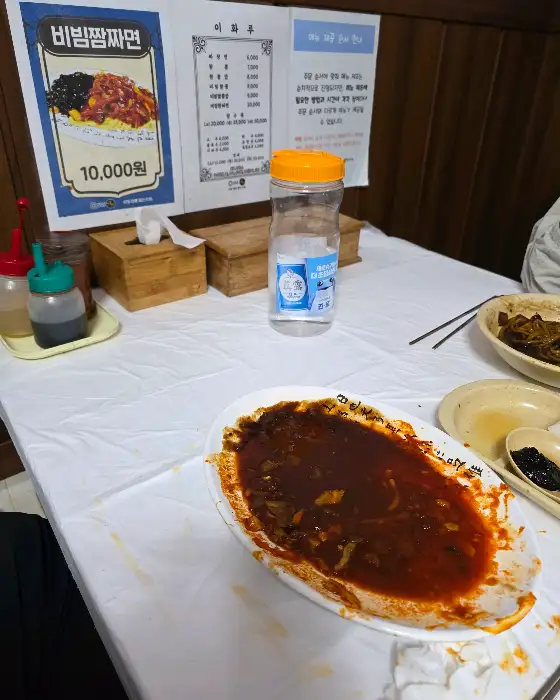 이화루 가게 내부 모습과 메뉴판