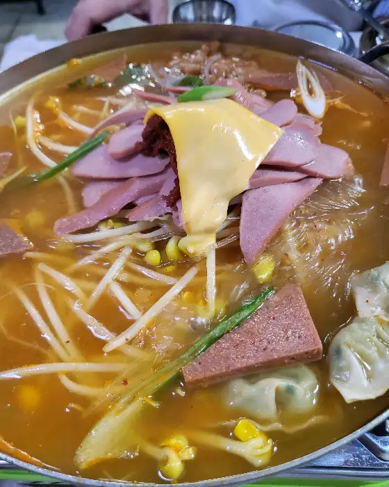 부대찌개 속 다양한 재료들