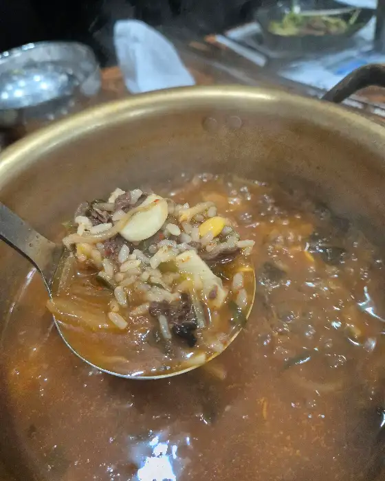 김치국에 밥과 고기를 넣고 끓이는 모습