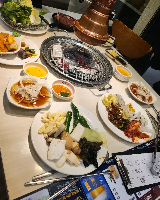 다양한 쌈 채소와 밑반찬