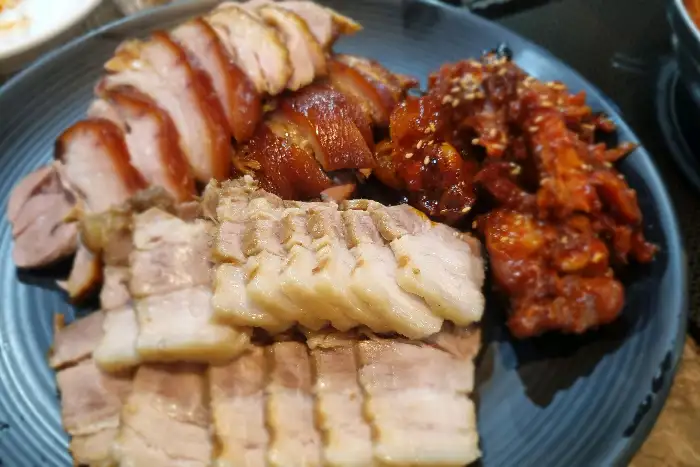 족발, 보쌈, 매운 족발의 근접 촬영