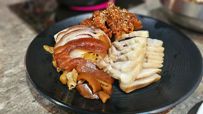 푸짐하게 차려진 족발, 보쌈, 매운 족발 플레이트