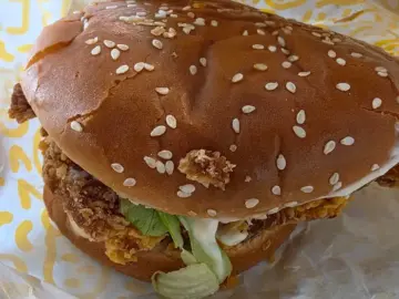 홍대 골목길, 맘스터치 싸이버거 맛집 탐방 후기