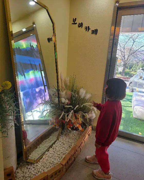전신 거울 앞에 서 있는 아이