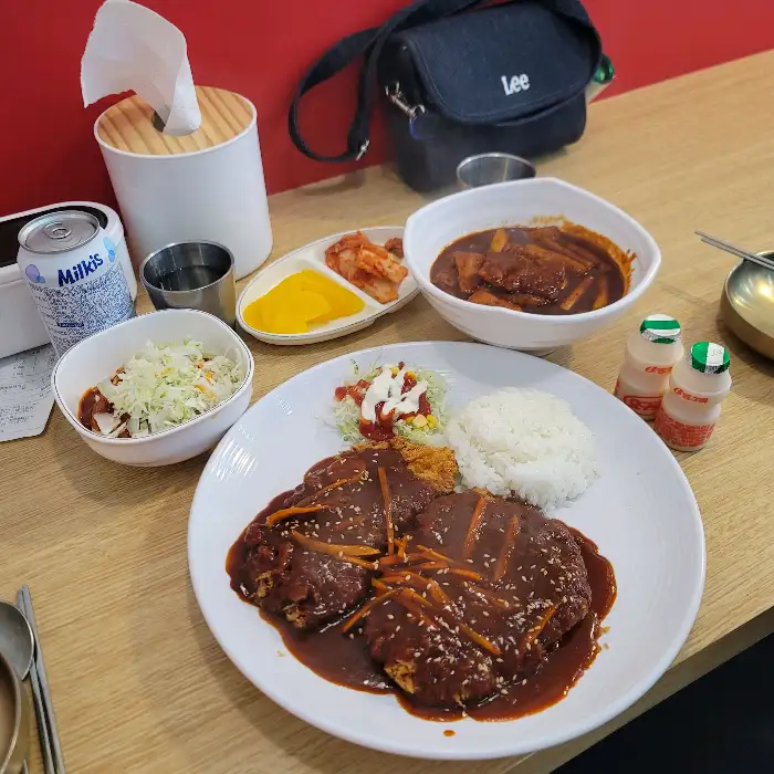 다양한 메뉴가 한 상 가득 차려진 모습