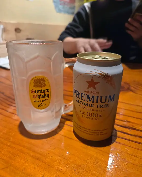 산토리 위스키 잔과 논알콜 맥주