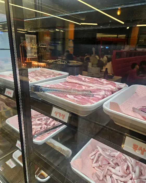 진열대에 준비된 다양한 종류의 고기