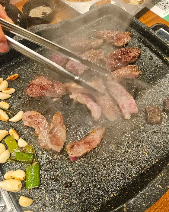 따뜻하게 구워지고 있는 고기 조각들