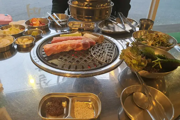 숯불구이 테이블 세팅