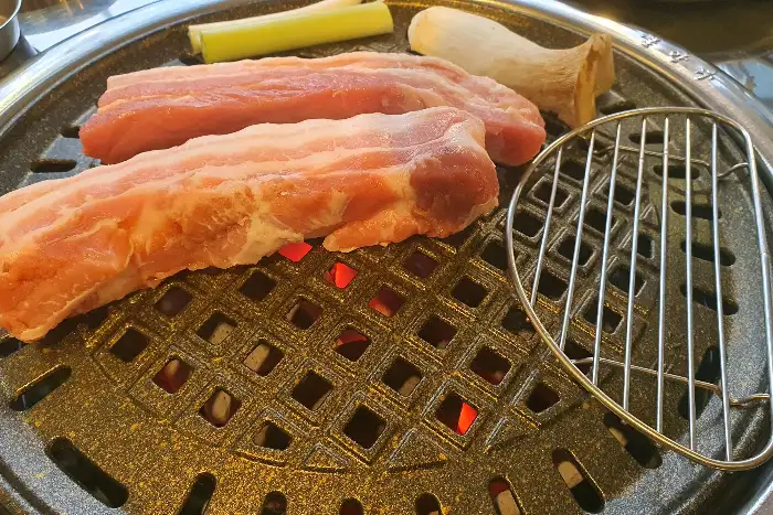 숯불 위에 올라간 신선한 삼겹살