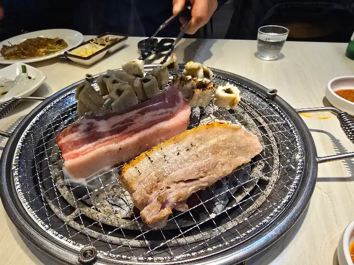 먹음직스럽게 구워지고 있는 삼겹살과 목살