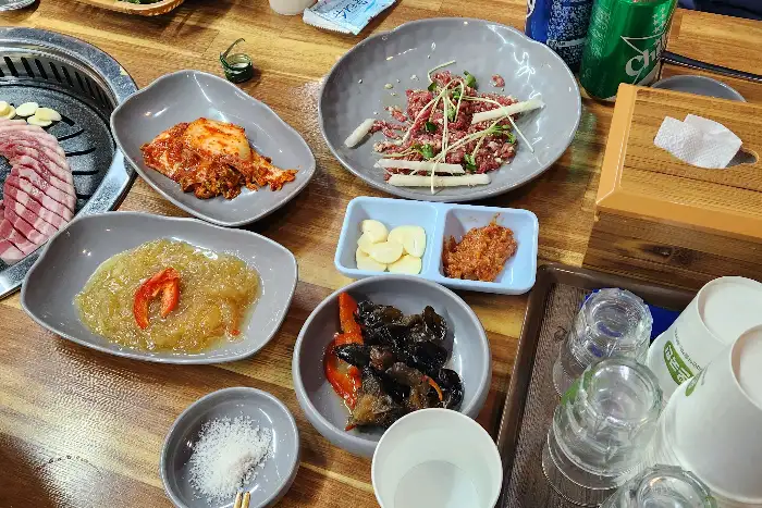 다양한 밑반찬과 함께 차려진 한상차림