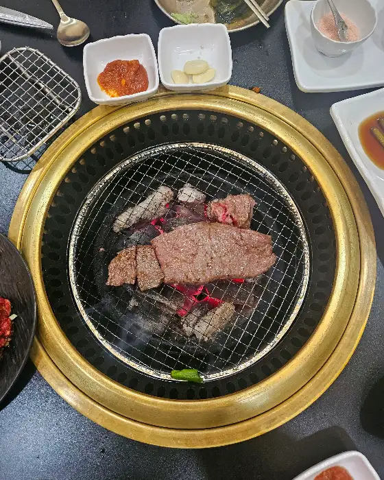 불판 위에서 구워지는 한우