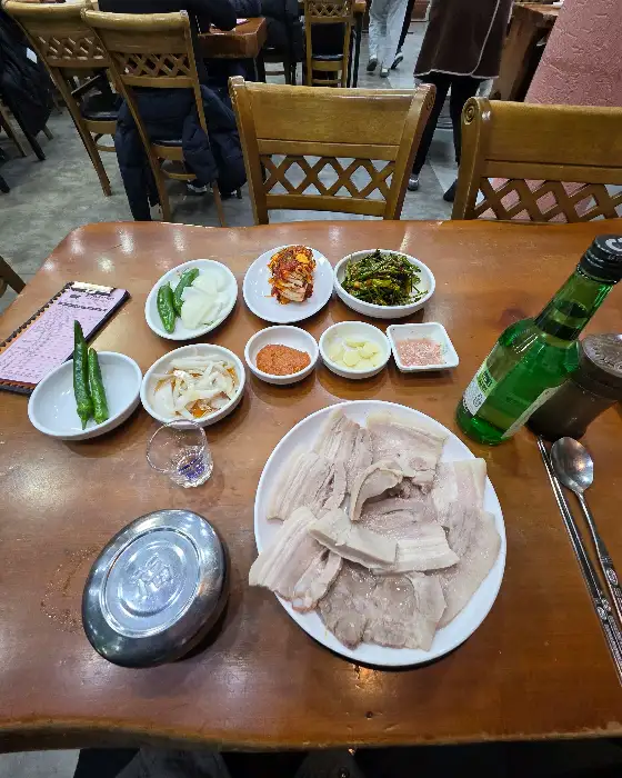 테이블에 차려진 푸짐한 한 상