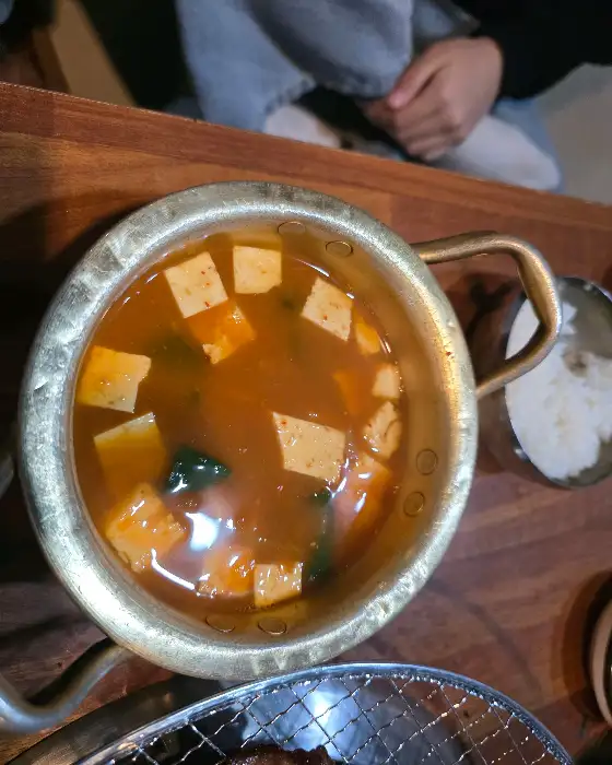 테이블에 준비된 찌개와 밥