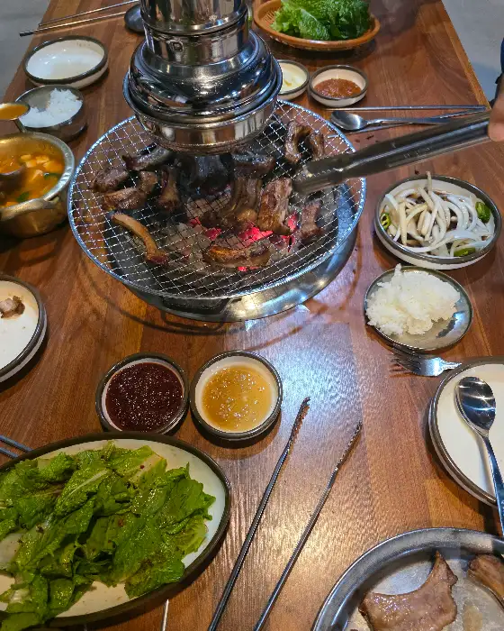 테이블에 셋팅된 고기와 반찬