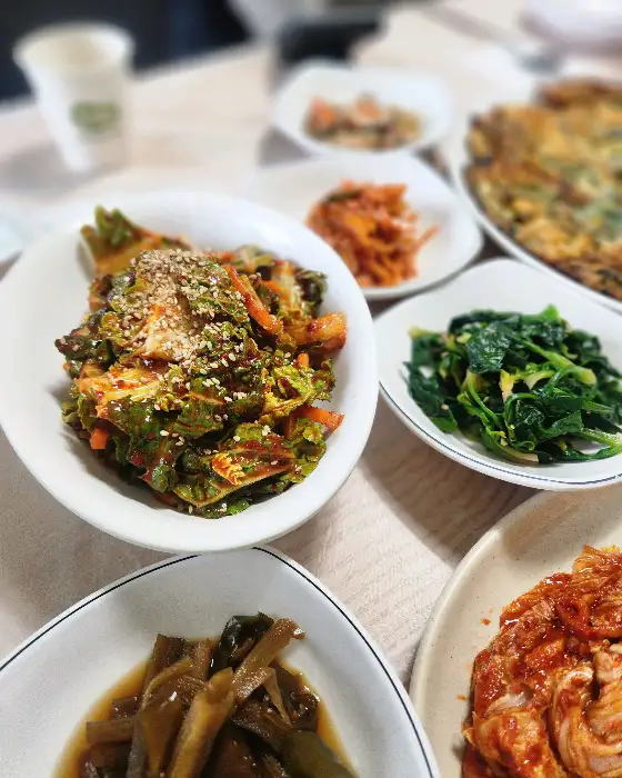 테이블에 차려진 다양한 반찬들